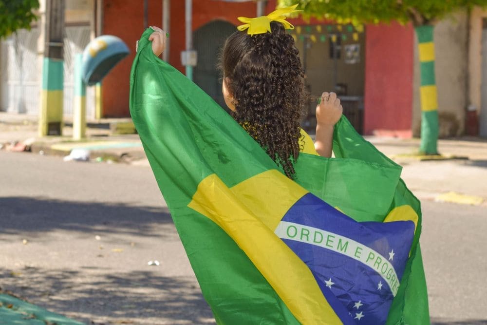 criança-segurando-a-bandeira-do-brasil